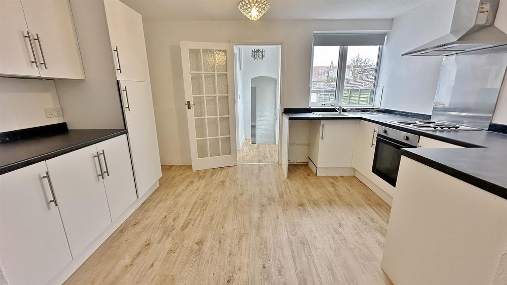 Property photo 3 of 12 Kitchen