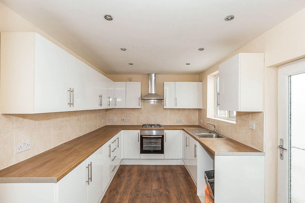 Property photo 3 of 9 Kitchen