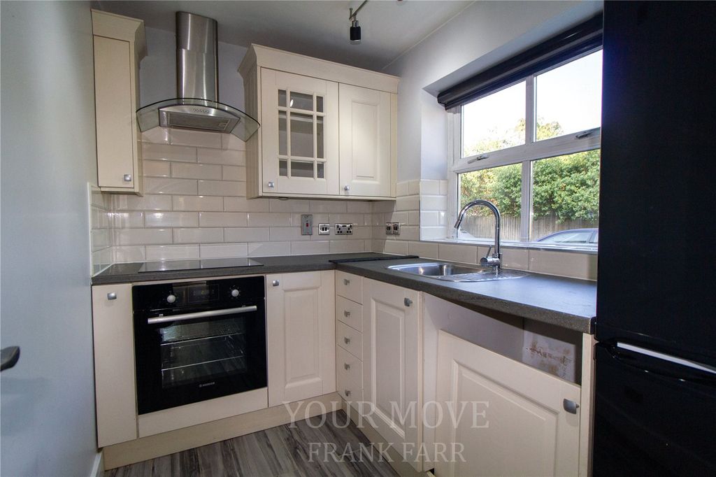 Property photo 3 of 8 Kitchen