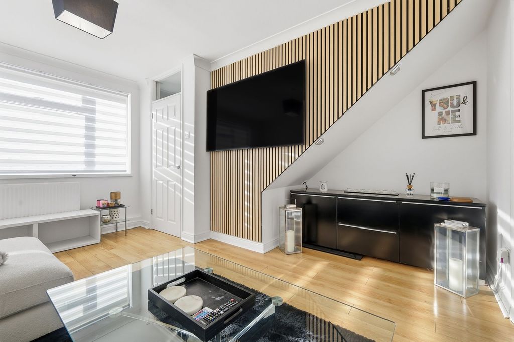 Property photo 2 of 32