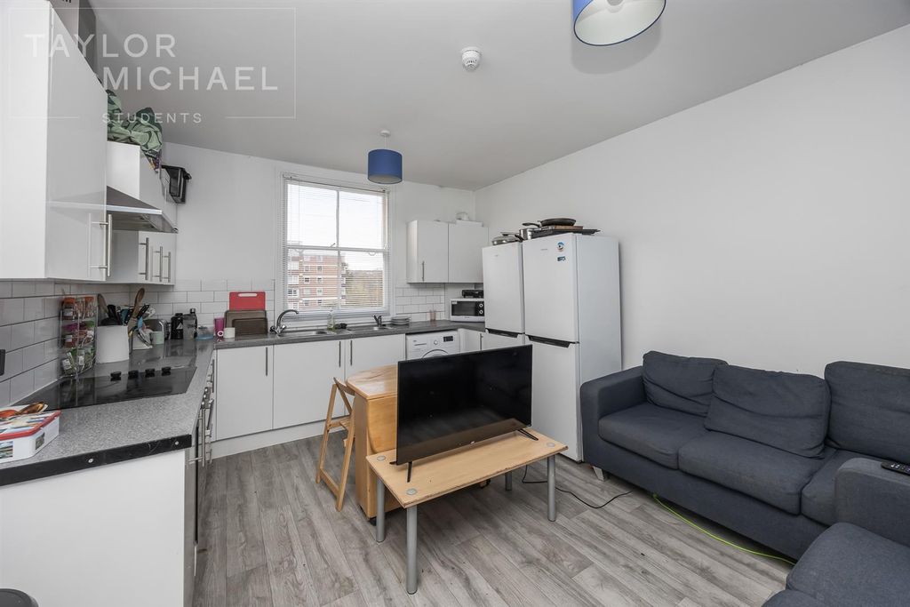 Property photo 2 of 16 Living Room / Kitchen