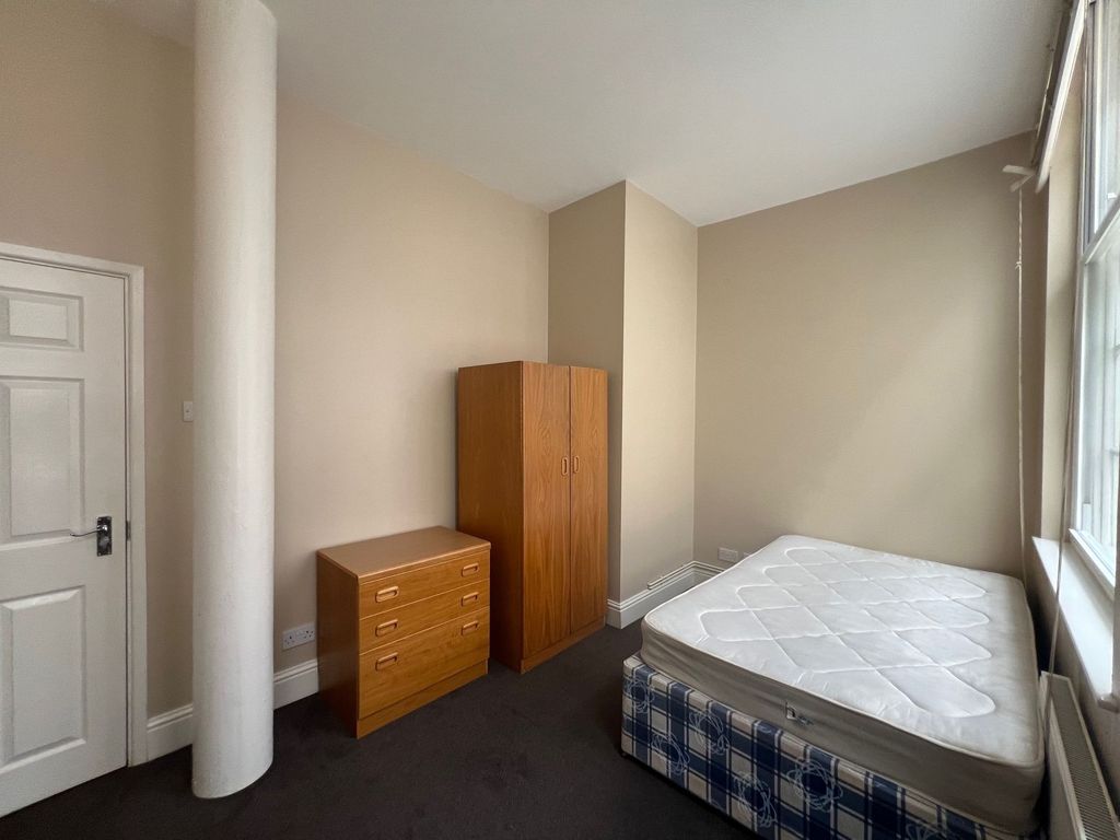 Property photo 3 of 13 Bright Double Bedroom With Ample Storage Space...