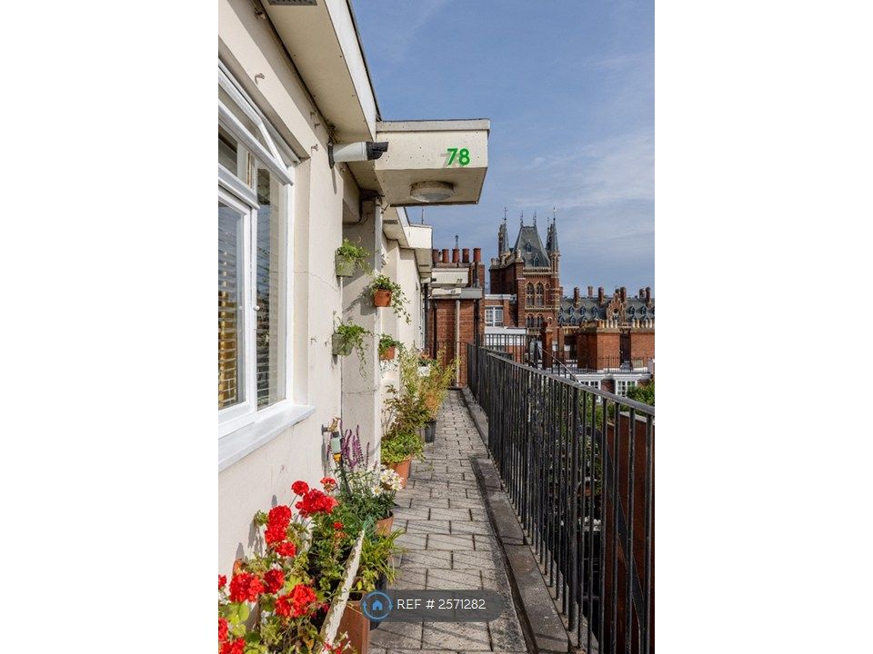 Property photo 1 of 18 Door To Your Home Views To St Pancras