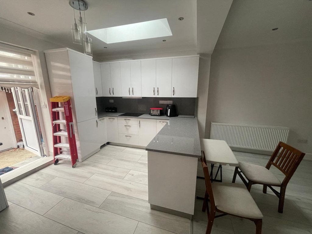 Property photo 3 of 17 Photo 6