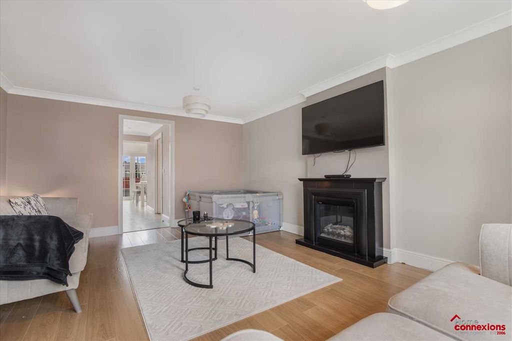 Property photo 3 of 33 Lounge (2)