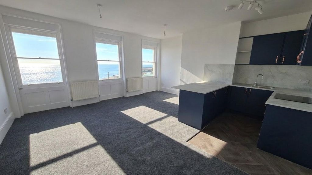 Property photo 2 of 13 Lounge / Kitchen