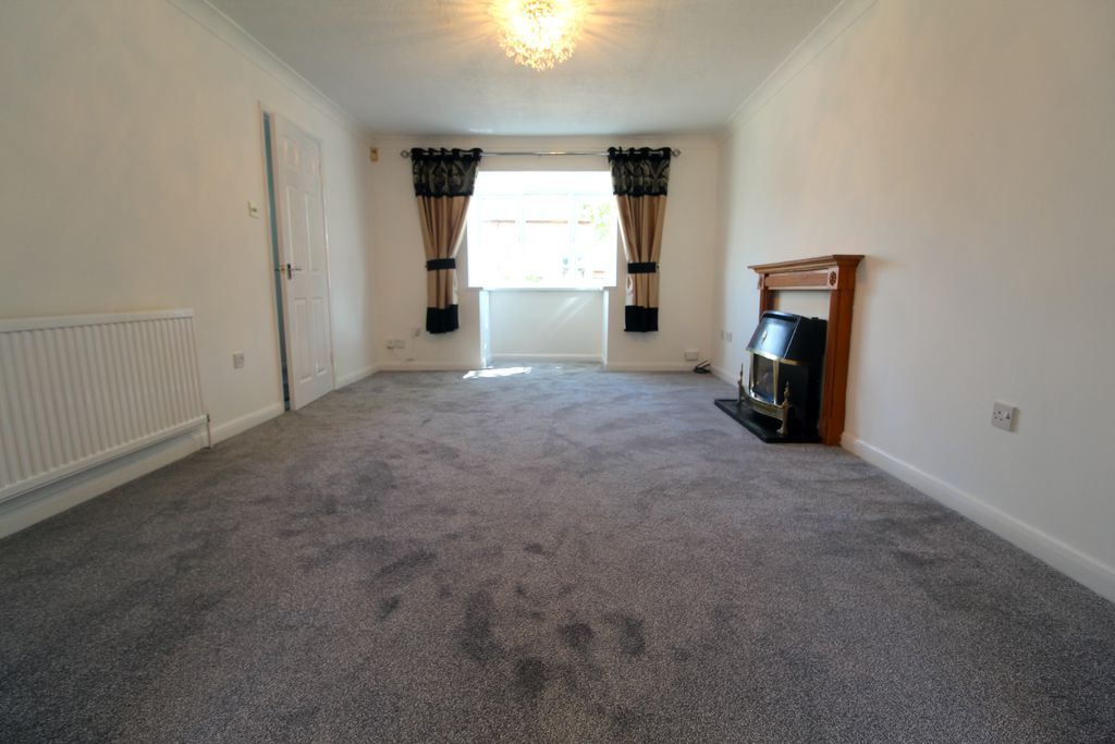 Property photo 3 of 17 Living Room