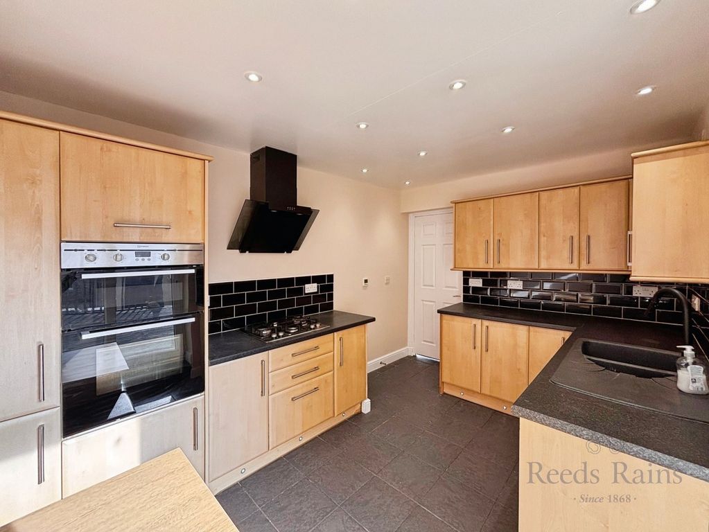 Property photo 3 of 16 Picture No. 12