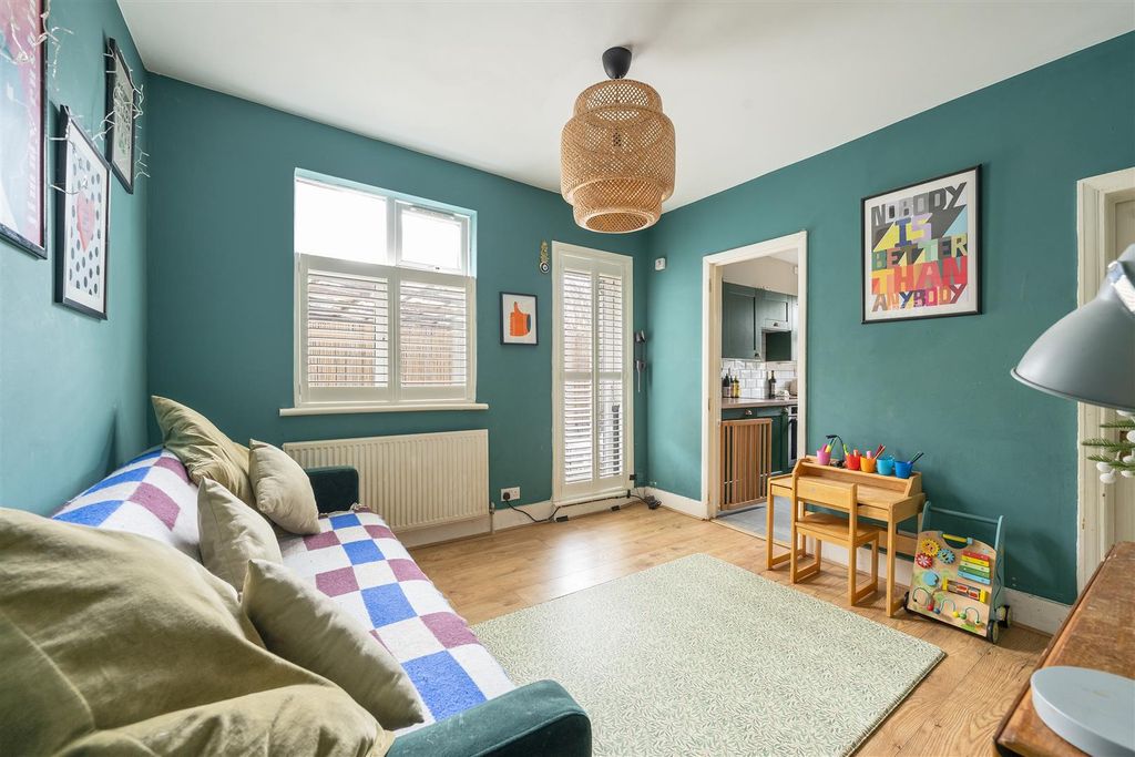 Property photo 2 of 25 Claremont Road, E17