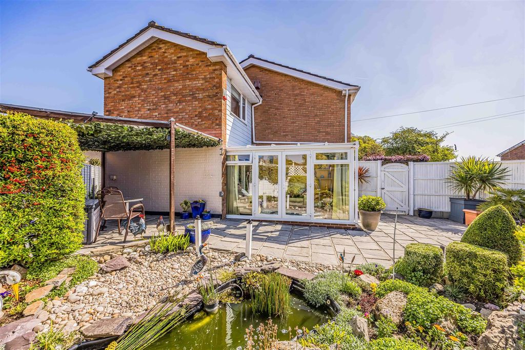Property photo 2 of 32 Spinney Close, Cowplain-Small-Porticomarketing-Nex