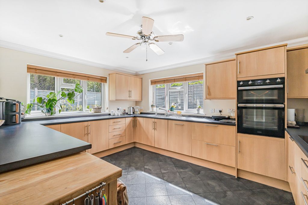 Property photo 3 of 18 Kitchen