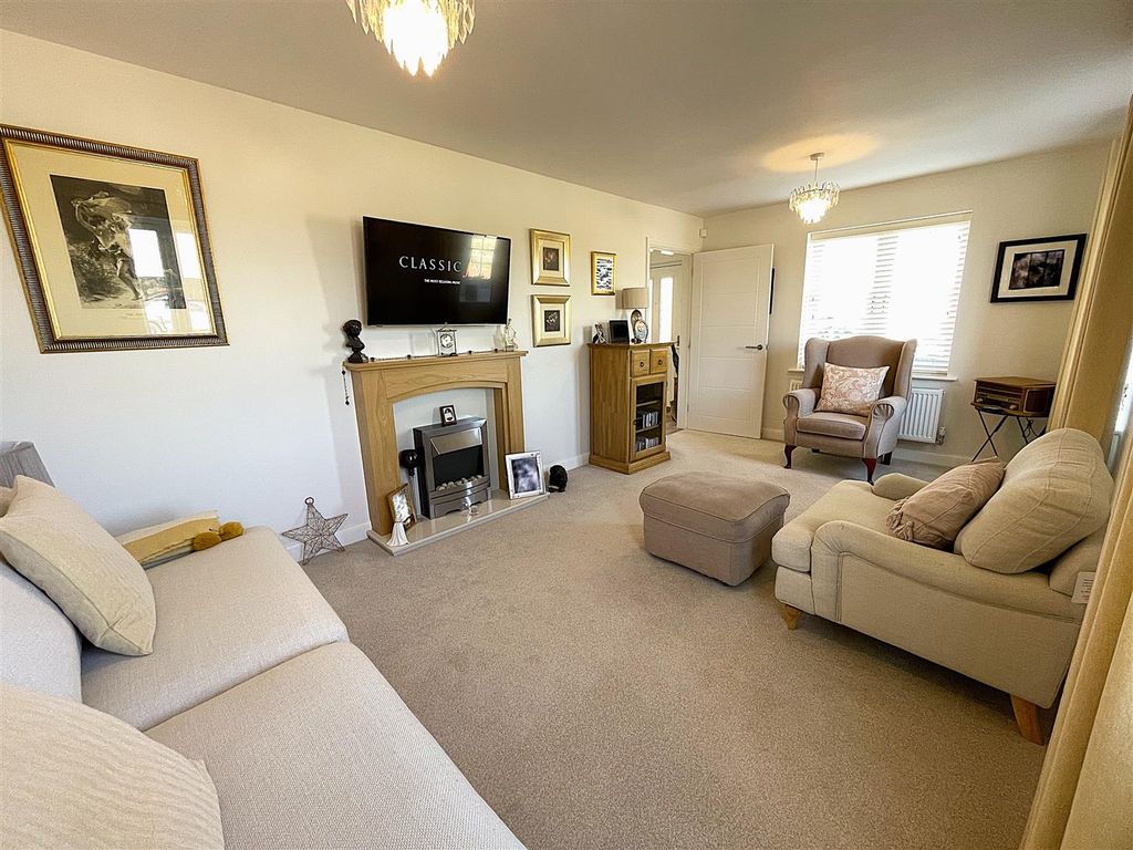 Property photo 2 of 32 Lounge