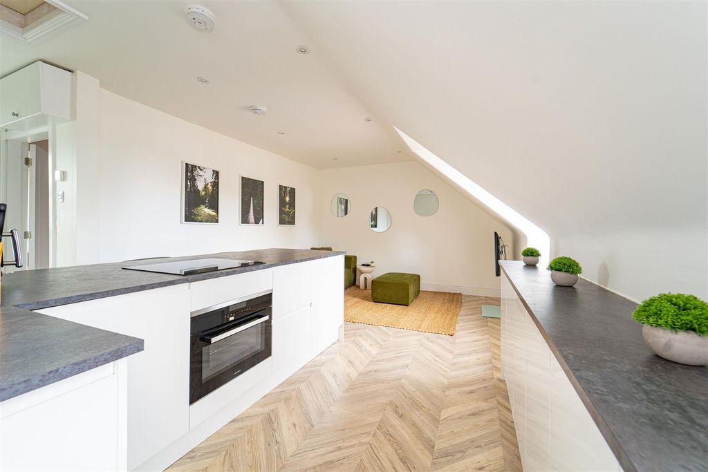 Property photo 3 of 9 Lounge/Kitchen