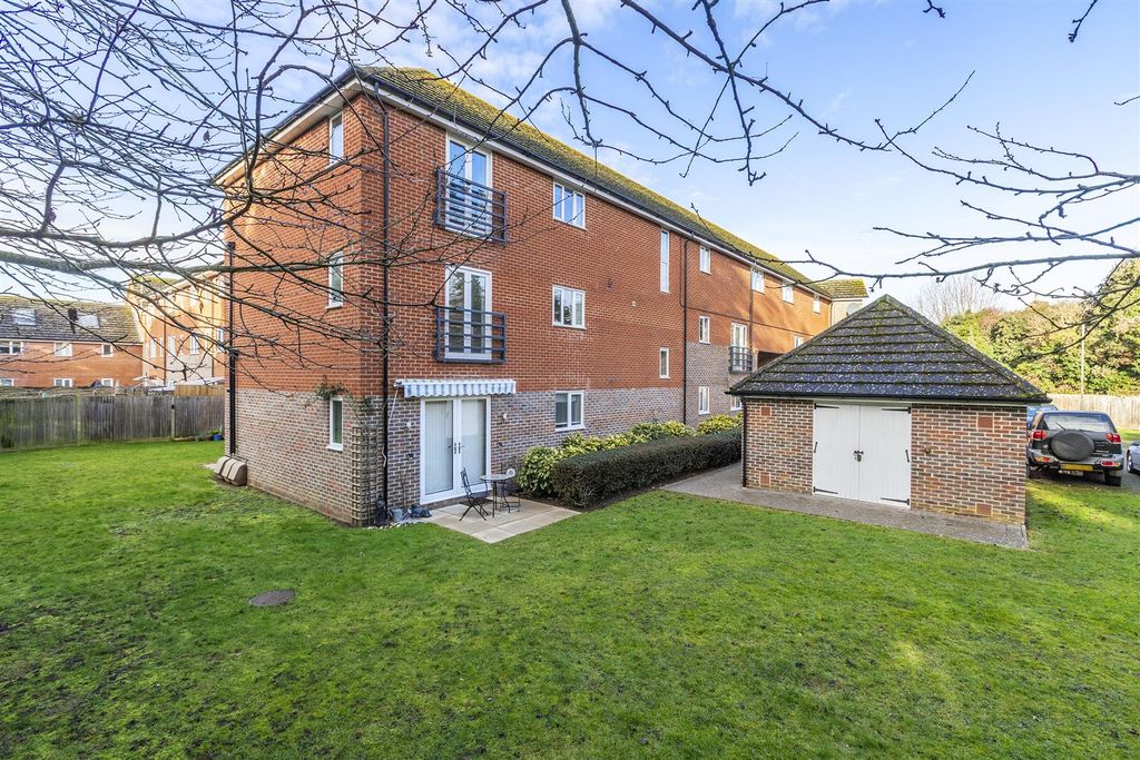 Property photo 2 of 18 Communal Garden