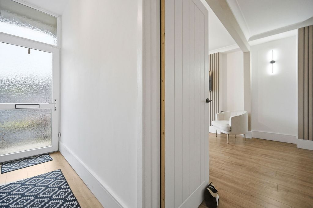 Property photo 3 of 28