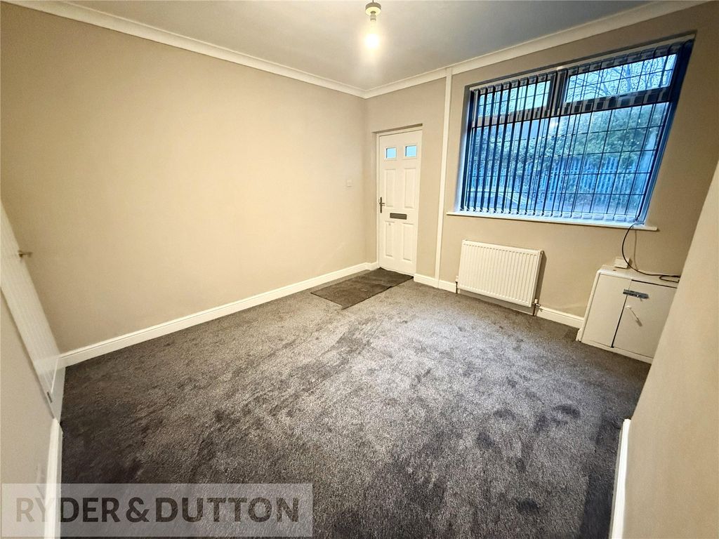 Property photo 3 of 18 Lounge