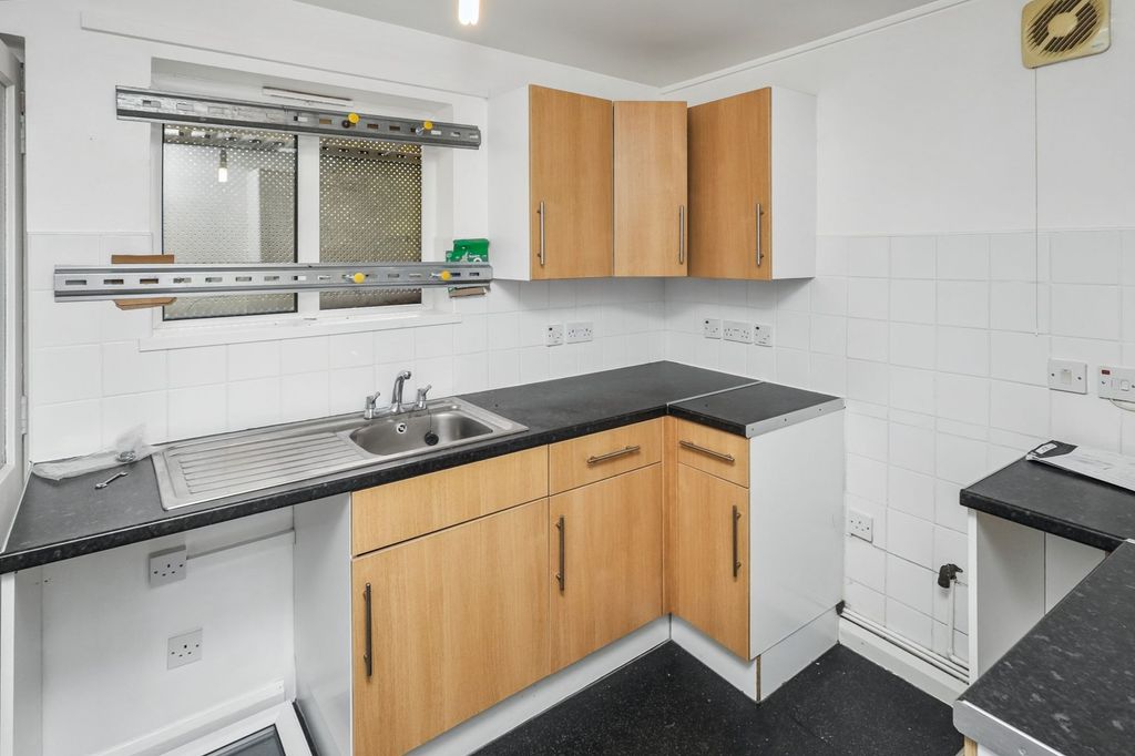 Property photo 3 of 18 Ground Floor Flat, 37 St Stephen's Road, Bow, London E6 1An