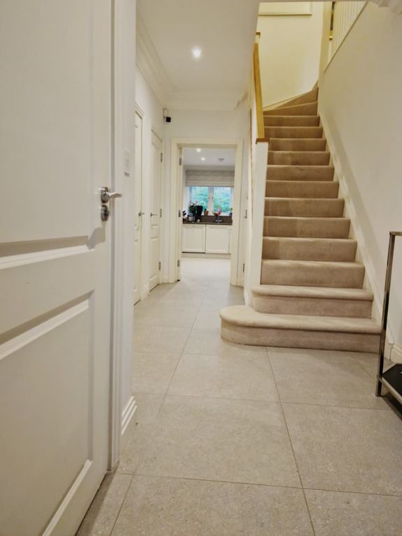 Property photo 3 of 20 Entrance Hall