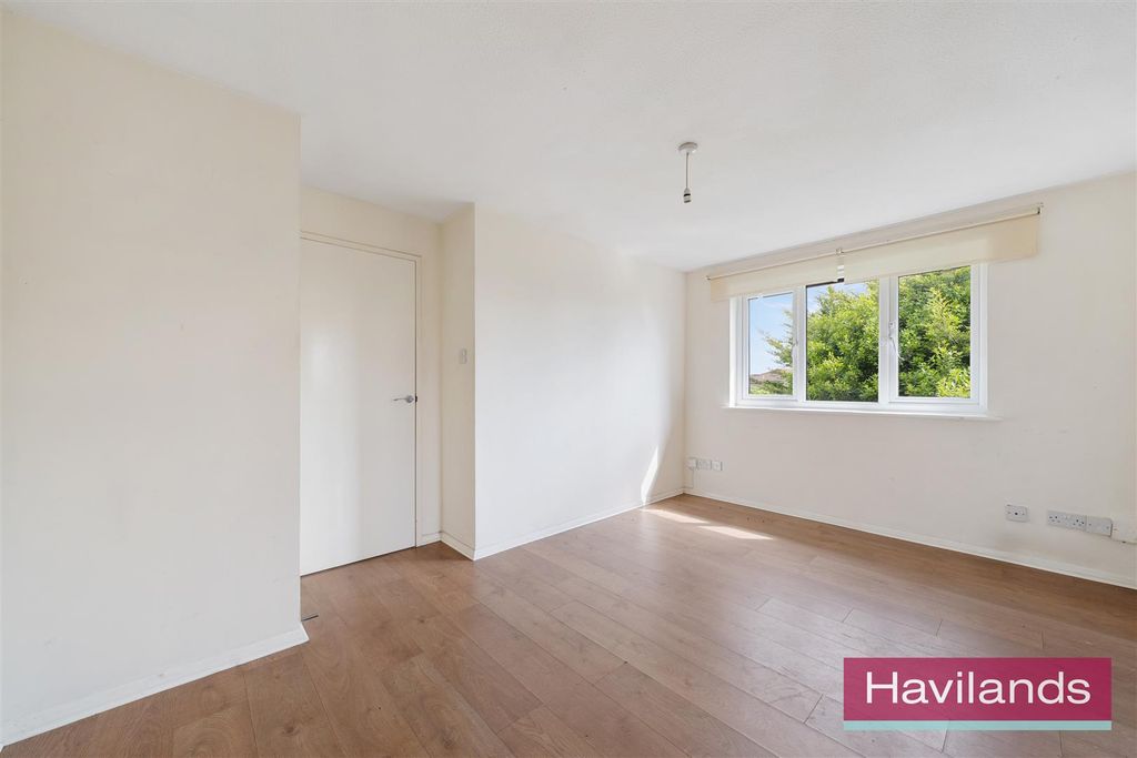 Property photo 3 of 12 Woodfield Avenue-8.Jpg