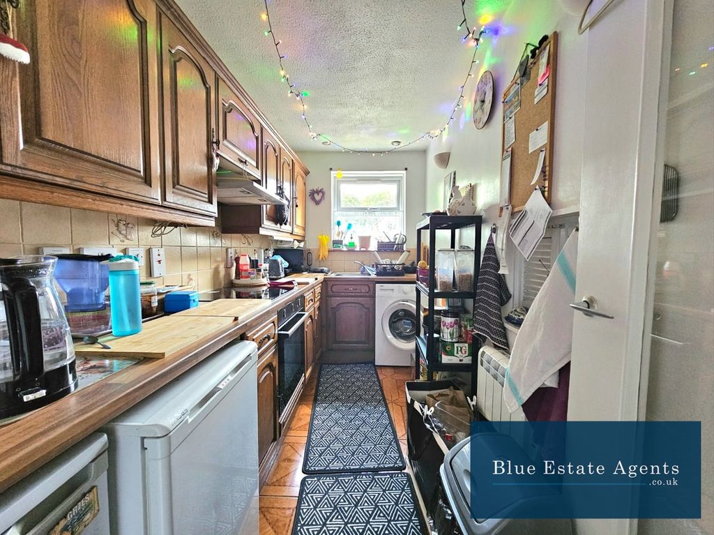 Property photo 3 of 7 Kitchen