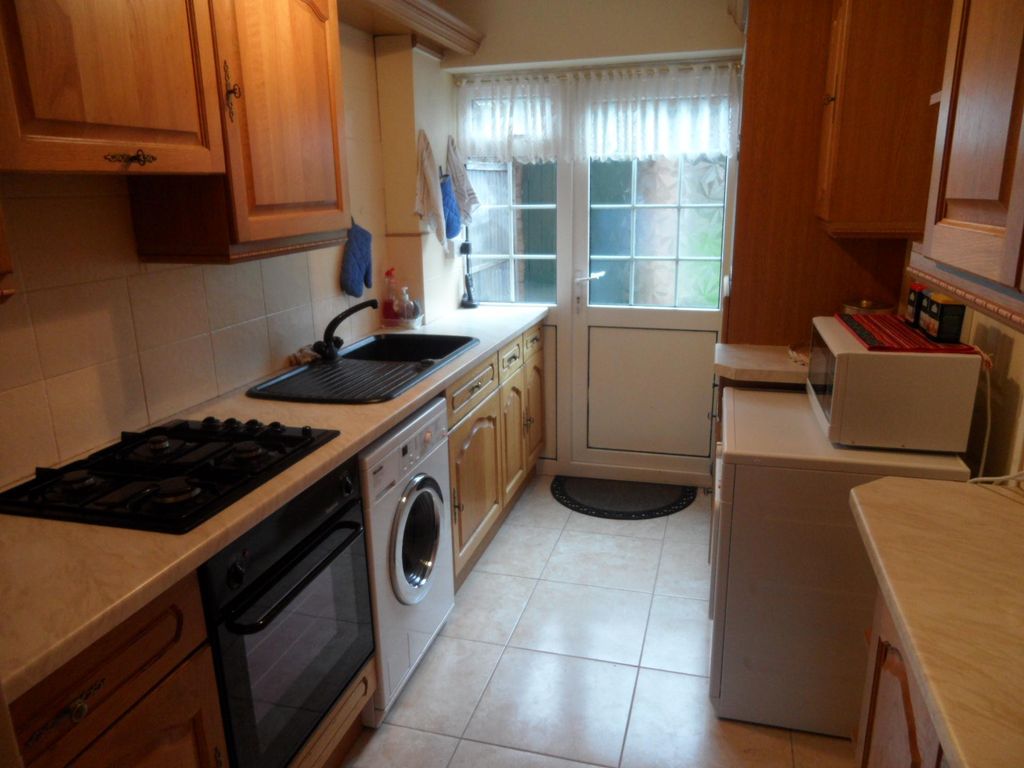 Property photo 3 of 11 Kitchen