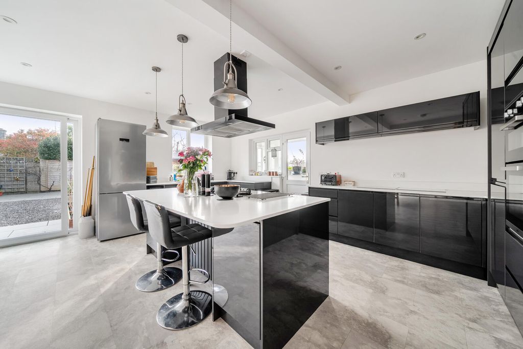 Property photo 2 of 19 Kitchen