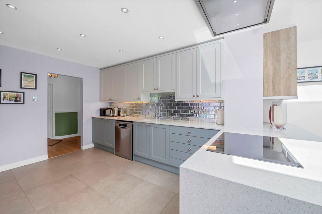 Property photo 3 of 18 Kitchen