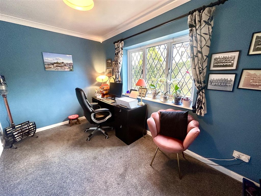 Property photo 2 of 25 Study/Bedroom 4