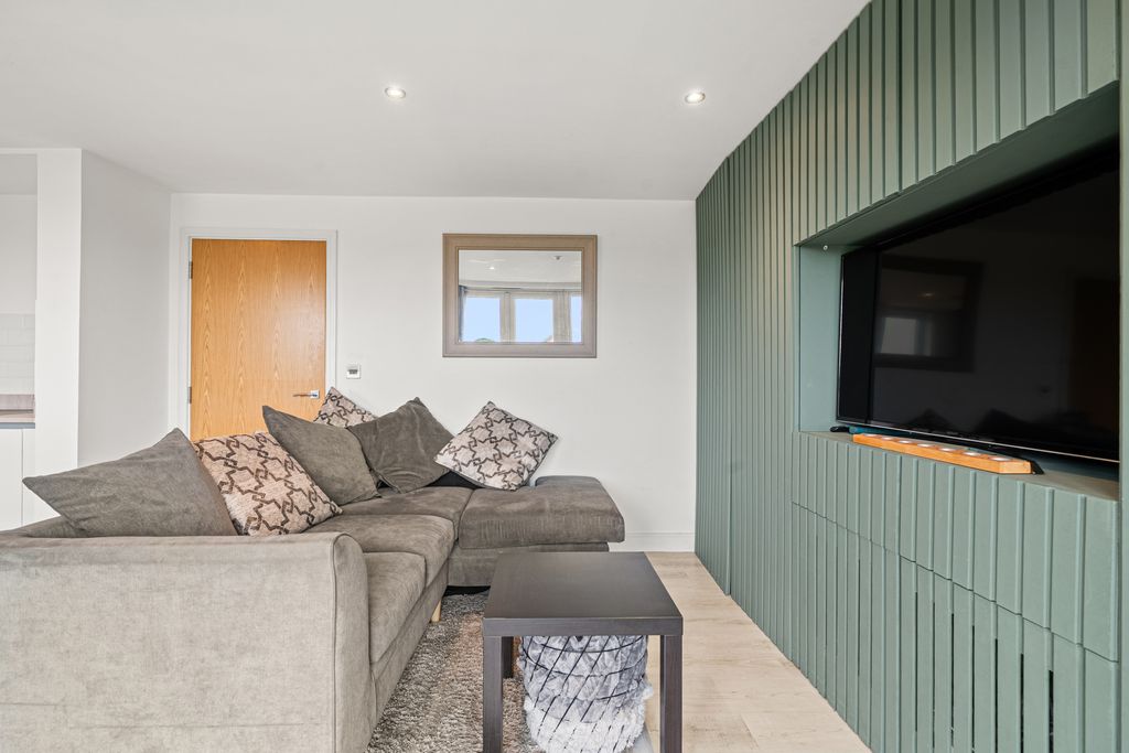 2 bed flat for saleAddlestone, Surrey KT15