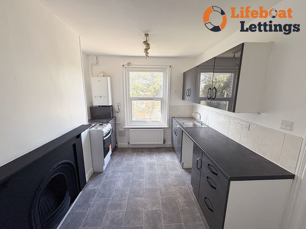 Property photo 2 of 6 Kitchen