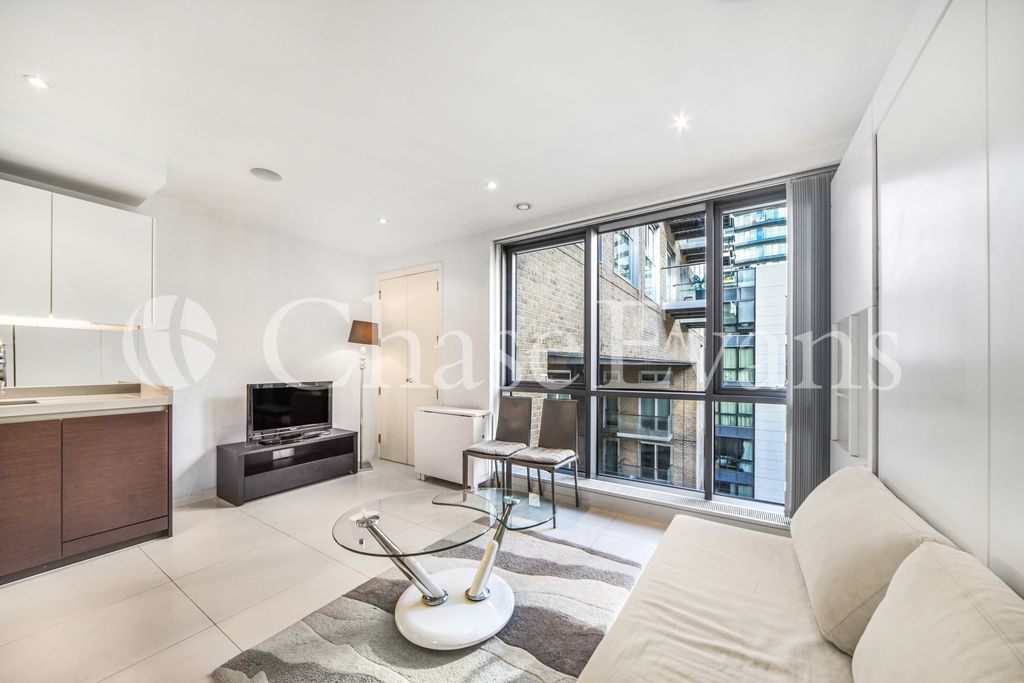 Property photo 1 of 10 Living/Sleeping