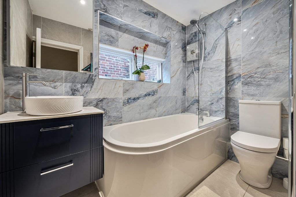 Property photo 3 of 23 Bathroom