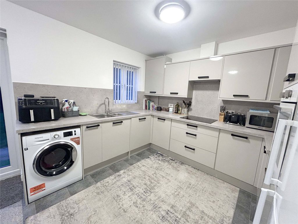 Property photo 1 of 11 Kitchen