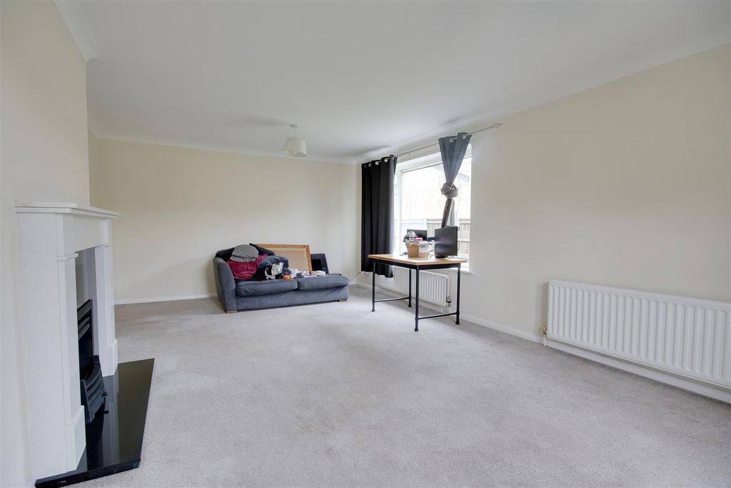 Property photo 3 of 11 Living Room