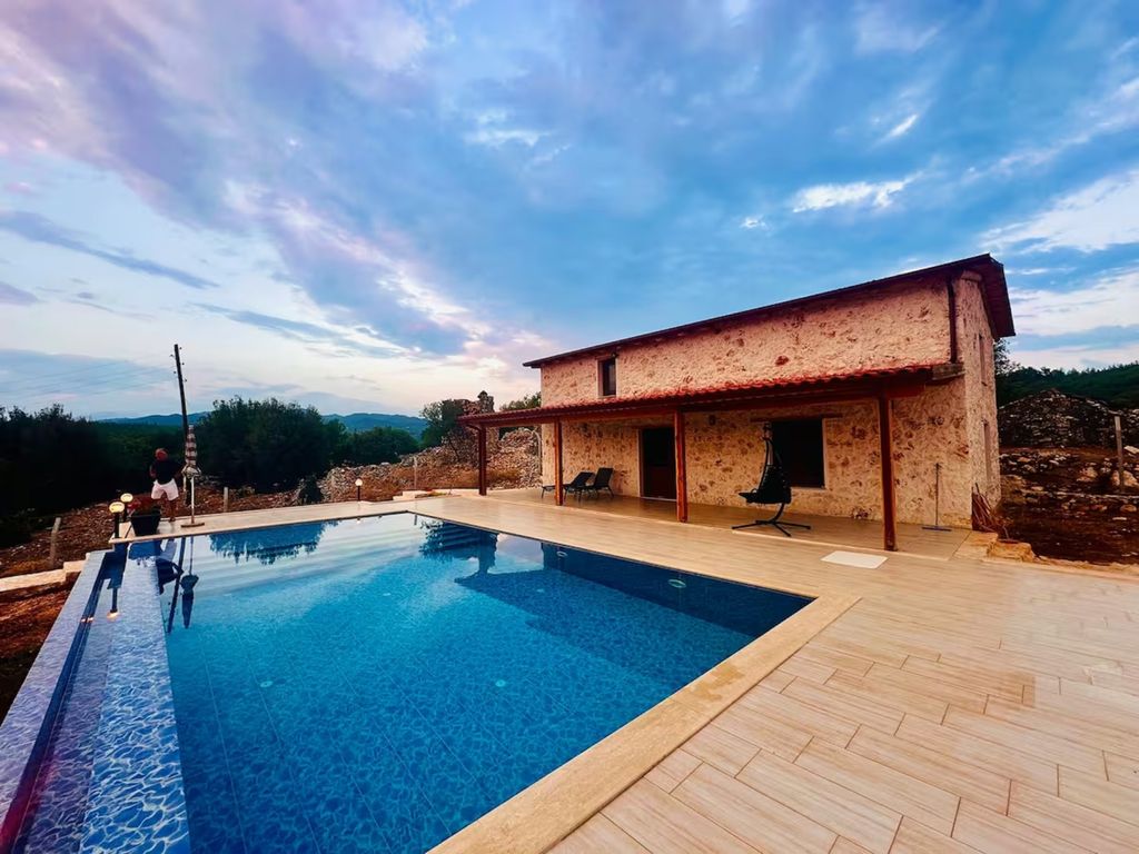 Property photo 2 of 12 Enchanting Properties For Sale In Antalya - Private Infinity Pool And Terraces