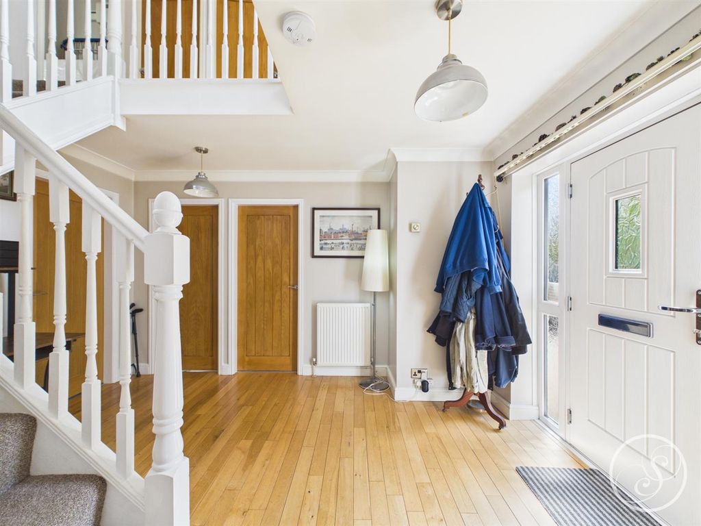 Property photo 3 of 23 Entrance Hall