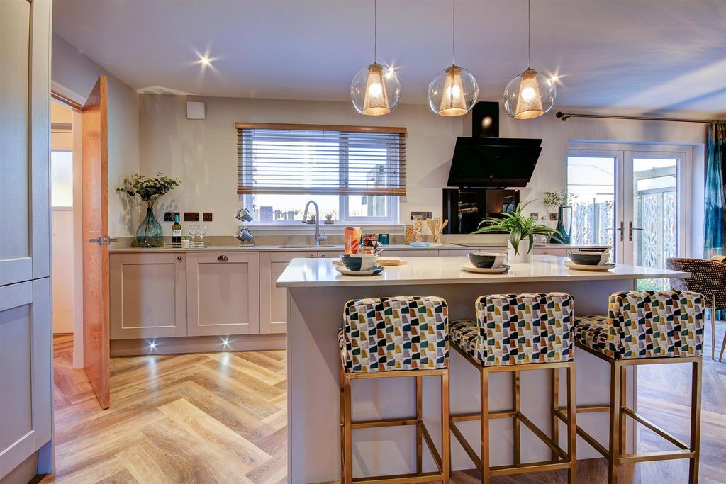 Property photo 3 of 10 Oleander Kitchen