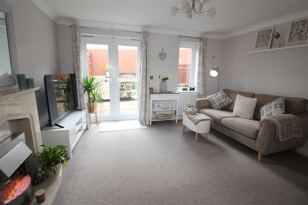 Property photo 3 of 29 Lounge