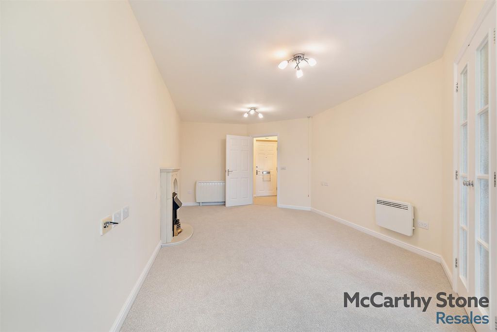Property photo 3 of 13 8635823-Interior04-800.Jpg