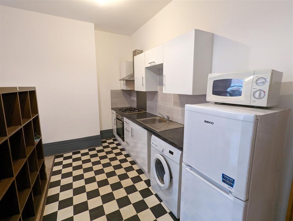 Property photo 2 of 5 Lounge/Bedroom/Kitchen