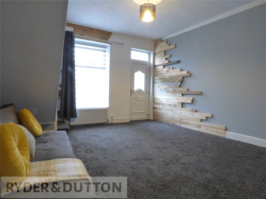 Property photo 3 of 11 Lounge