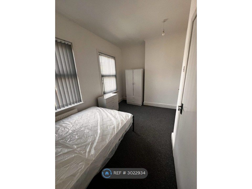Property photo 2 of 10 Bedroom 3 En Suite V2