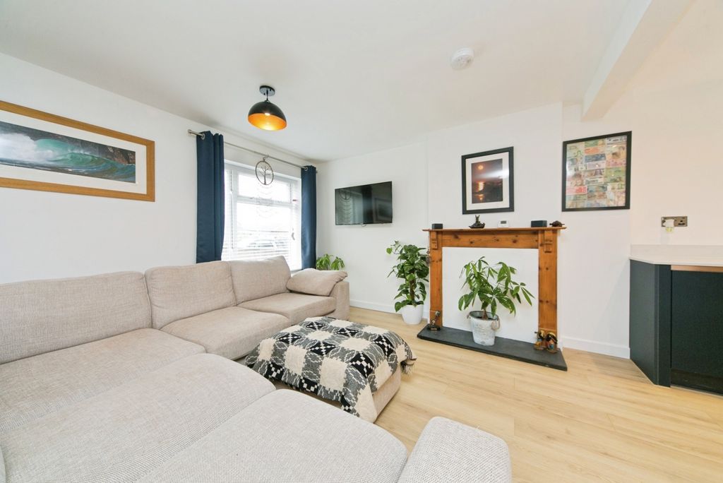 Property photo 3 of 19 Pbox-Img.Jpg