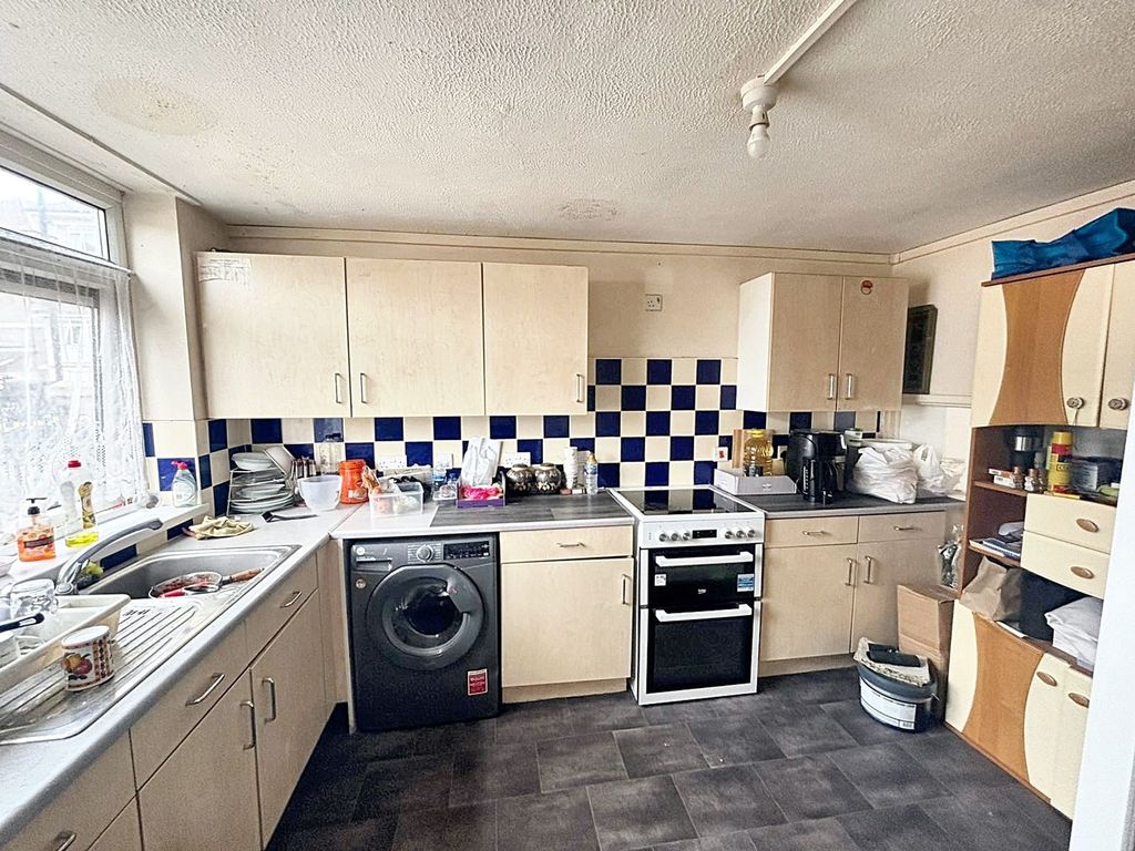 Property photo 2 of 8 Kitchen