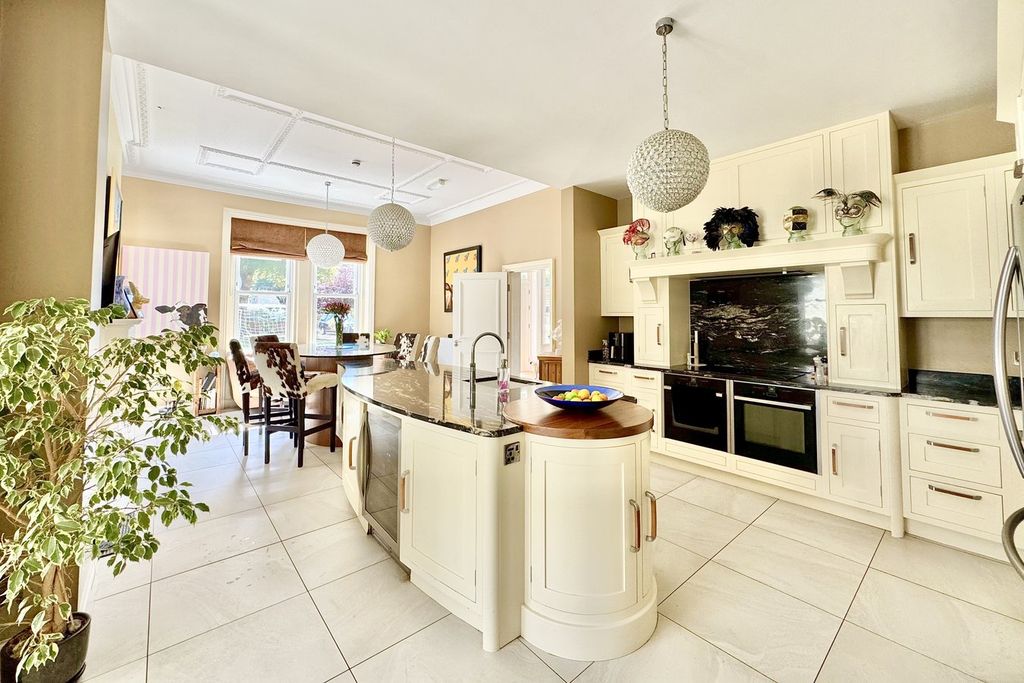 Property photo 2 of 40