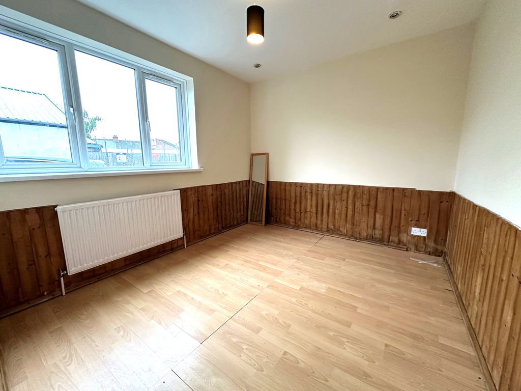 Property photo 2 of 5 Bed
