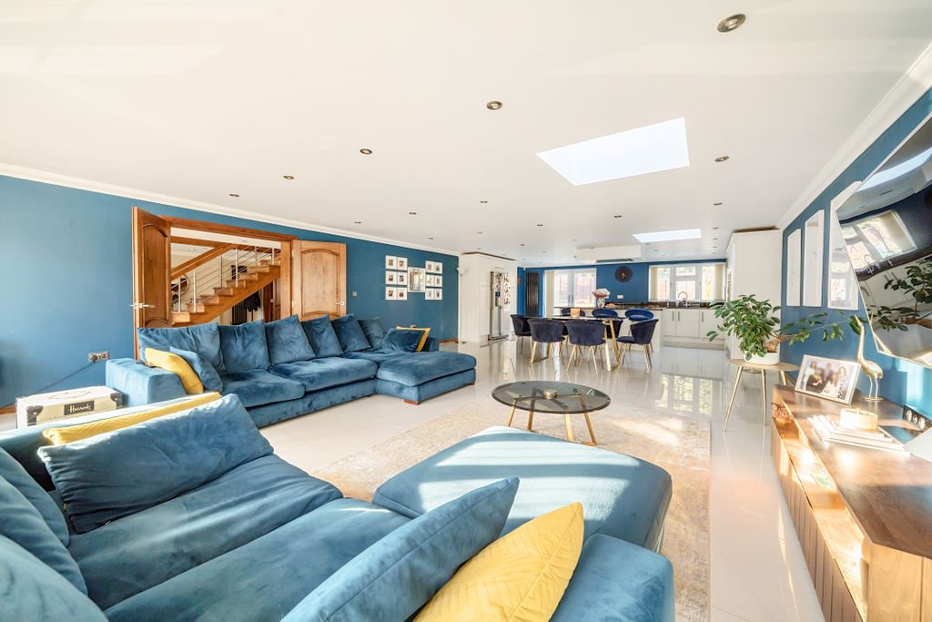 Property photo 2 of 18 Open Plan Living/Dining And Kitchen Space