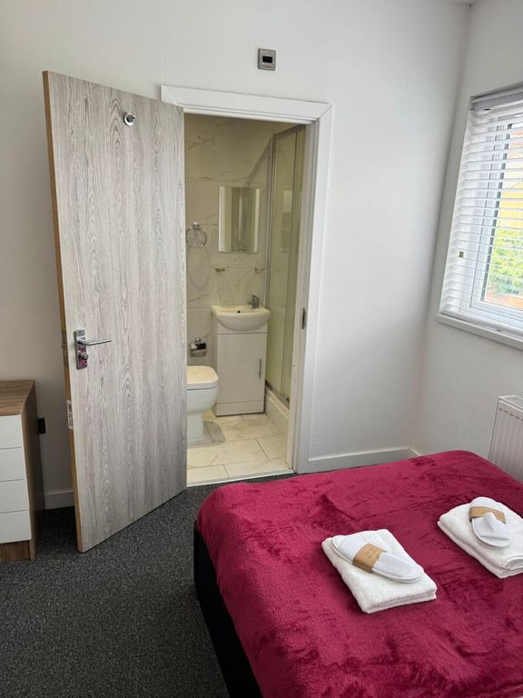 Property photo 3 of 11 Ensuite