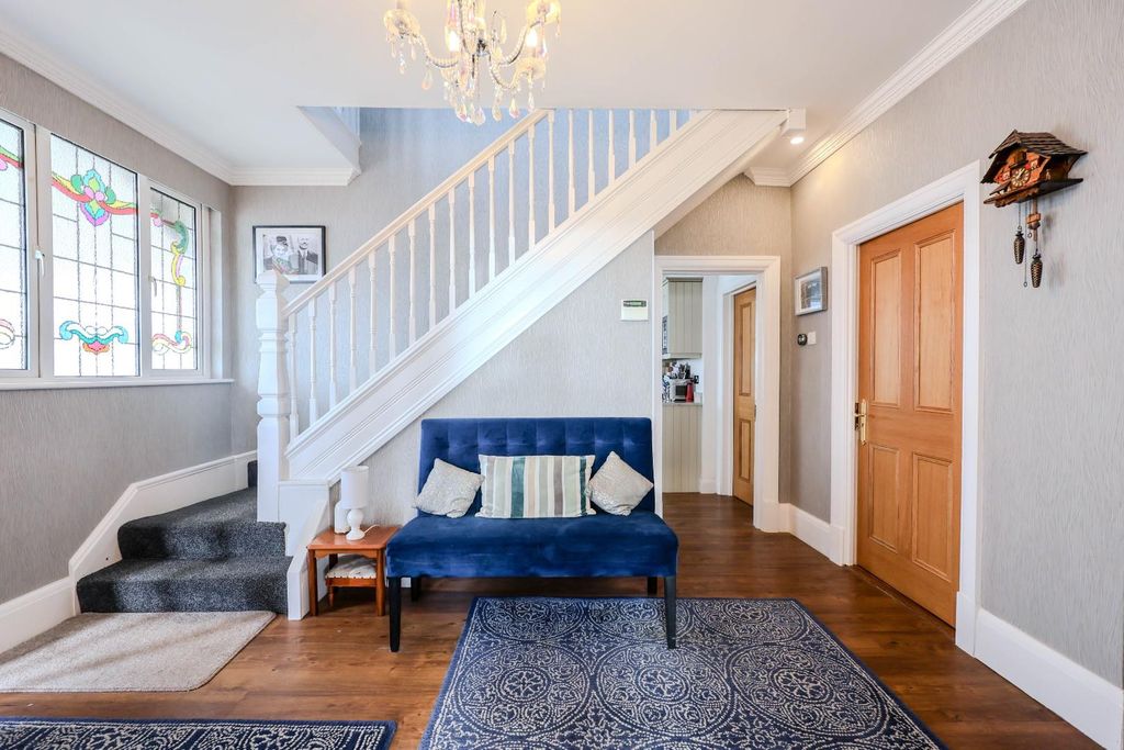 Property photo 3 of 43