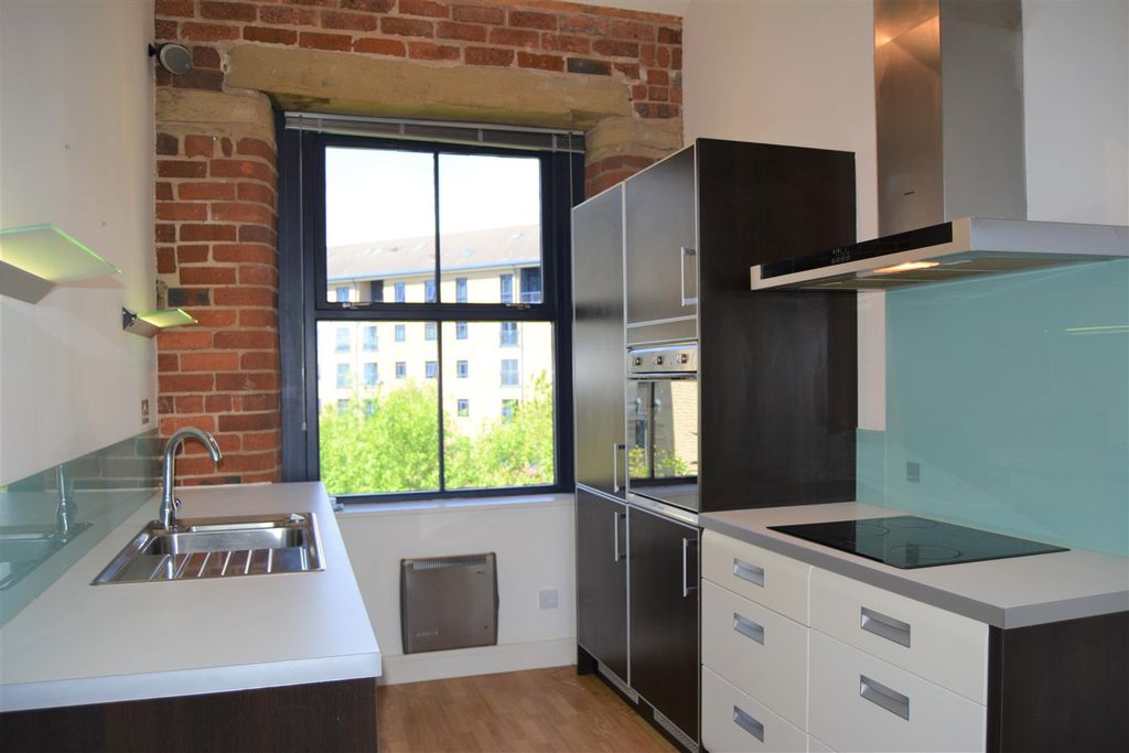 Property photo 3 of 11 Kitchen